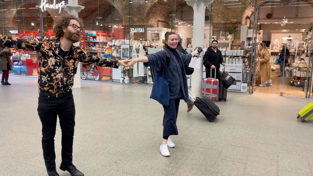 Italian Opera Dude Sings 'Gloria in Excelsis Deo' and SHOCKS Christmas Shoppers With His Skills!
