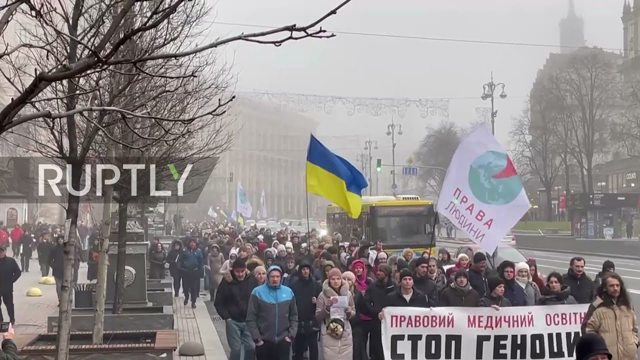 Ukraine: Hundreds protest mandatory COVID vaccination in Kiev