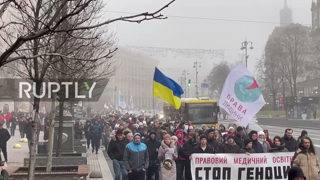 Ukraine: Hundreds protest mandatory COVID vaccination in Kiev