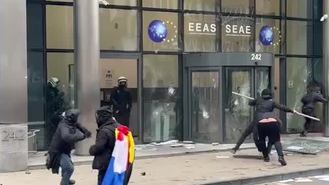 Battlefield Brussels: Anti-COVID restrix protesters attack the European External Action Service HQ,