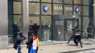 Battlefield Brussels: Anti-COVID restrix protesters attack the European External Action Service HQ,