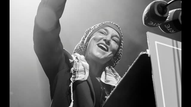 Sinéad O'Connor - being White - "read the comment"