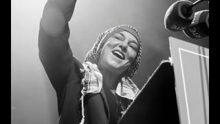 Sinéad O'Connor - being White - "read the comment"