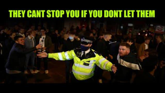 Pub Revellers Ignore Mask & Social Distancing Rules. Police Powerless To Stop Them