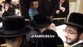 Munkatch Rebbe Shlugging Kaporos ErevYom Kippur/Rabbi gets intimate with chicken
