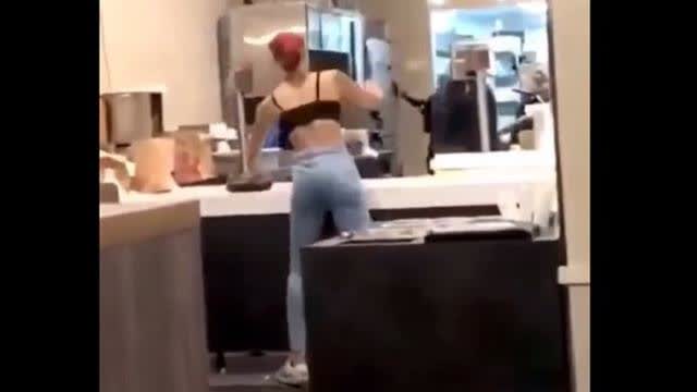 Two Women Destroy a Taco Bell in Chicago, Throw Trash and Food at Staff