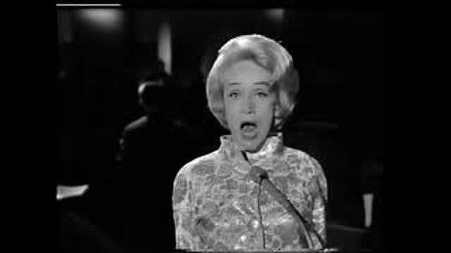 Marlene Dietrich - Sag mir wo die Blumen sind (Tell me where the flowers are .. Tell me where the soldiers are ..)