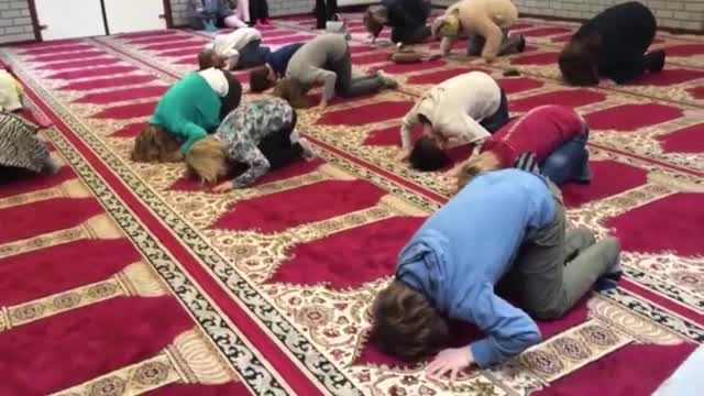 Dutch public school sends children to mosque (2014)