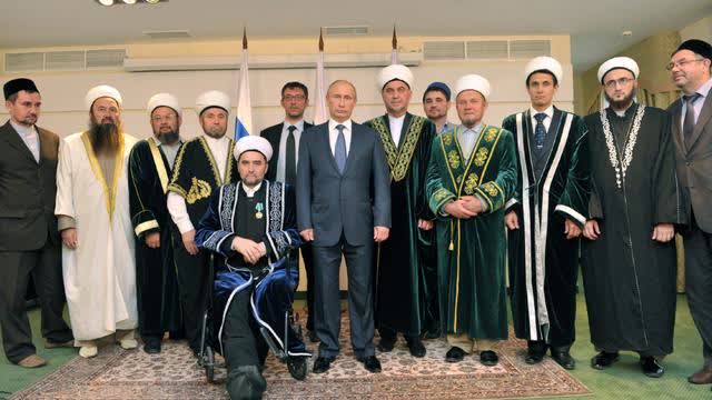 Worm Jewtin ''of Russia'' inaugurates the biggest Mosque of Europe/Hebrew/Arabia in Mosque/cow 2015
