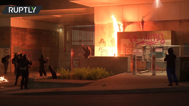 Portland ANTIFA Burn ICE building