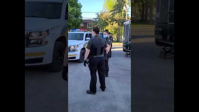 Des policiers susceptibles et sans jugement procÃ¨dent Ã  une arrestation agressive et inutile