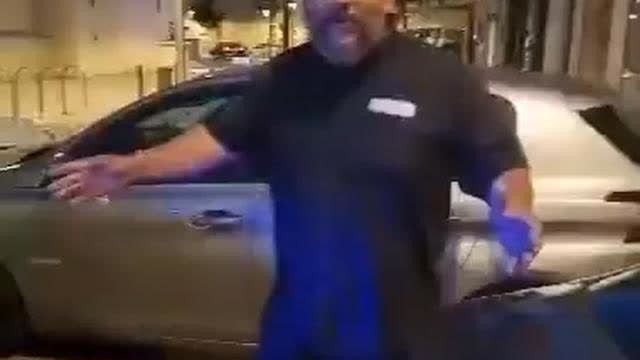 Ils ont interdit le spectacle de Dieudonné, les spectateurs traversent le cordon de policiers