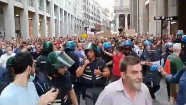 ITALIE : Milan, la police italienne se range du cÃ´tÃ© des manifestants contre le Green Pass