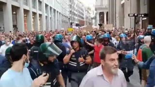 ITALIE : Milan, la police italienne se range du cÃ´tÃ© des manifestants contre le Green Pass