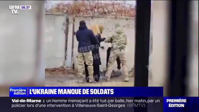 BFM découvre que des hommes se font arrêter en pleine rue pour être envoyés au front en Ukraine.