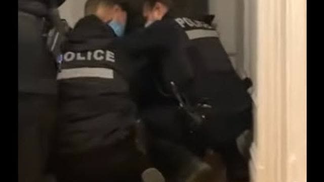 Arrestation musclÃ©e! Elle cÃ©lÃ¨bre son anniversaire et les policiers rentrent chez elle.