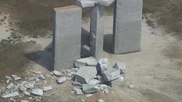 Les Georgia Guidestones partiellement dÃ©truites par des explosifs (07-07-2022)