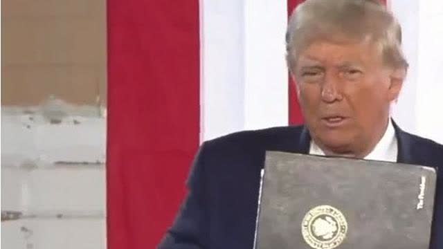 Why does Trump display the presidential seal during his Waterloo speech on October 7, 2023 ?
