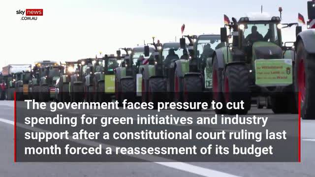 Angry German farmers stage country-wide tractor blockade against government (vosten)