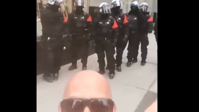 VIRAL: Il se filme live pendant une arrestation et garde sa bonne humeur!