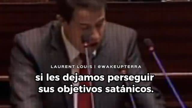 Laurent Louis au Parlement belge en 2014. Le discours s'est terminé par une ovation (vostes)