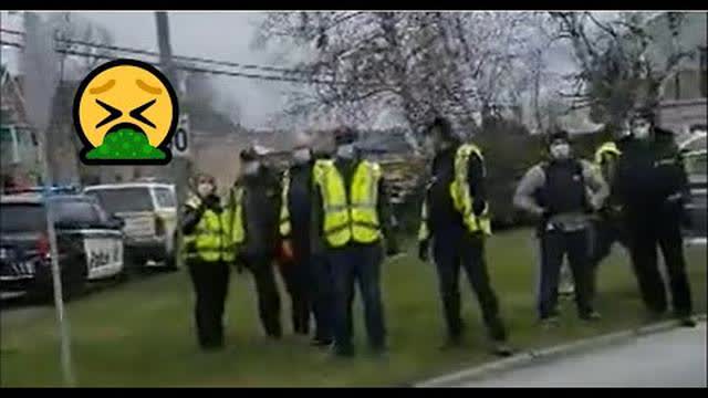 Â« Criss de rats Â» Des policiers sans cervelle ramasse un homme qui pousse un fauteuil roulant!