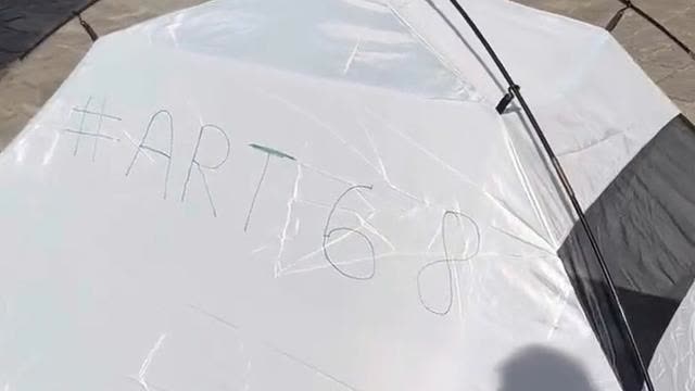 ART 68 Destitution Macron - la tente de David Van Hemelryck devant l'assemblée Nationale