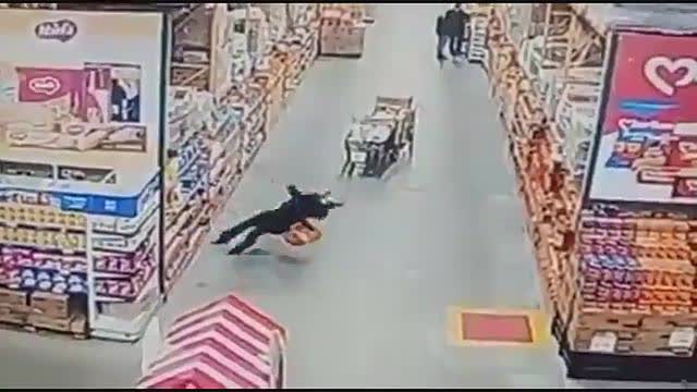 Lady drops dead while shopping. Was it the vax or the rising store prices? Another Coincideath.