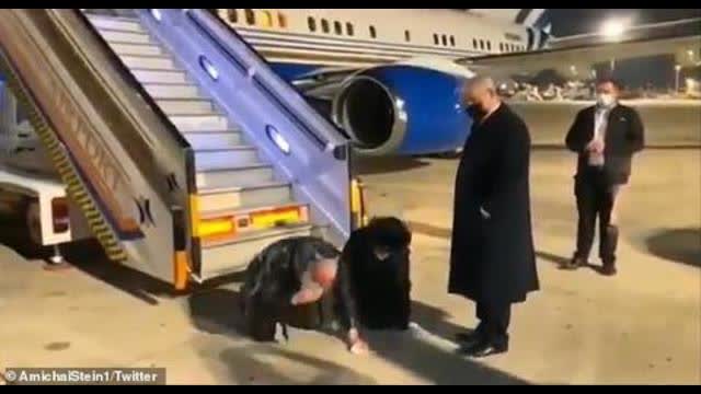 Jonathan Pollard, Spy Who Passed US Secrets to Israel, Arrives in Jewish State to START A NEW LIFE