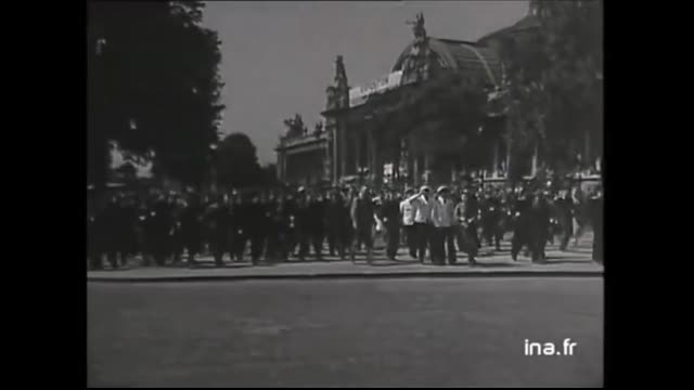 Milit%C3%A4rparade in Paris... D%C3%A9fil%C3%A9 de la Wehrmacht sur les Champs Elys%C3%A9es %281er juillet 1941%29
