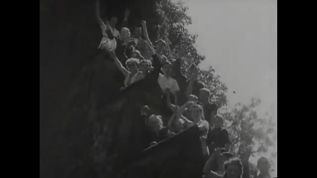 Die Deutsche Wochenschau   1941 07 23   Nr. 568   %2813 19.07%29 Feier d Fallschirmjager v Kreta%2C freiw