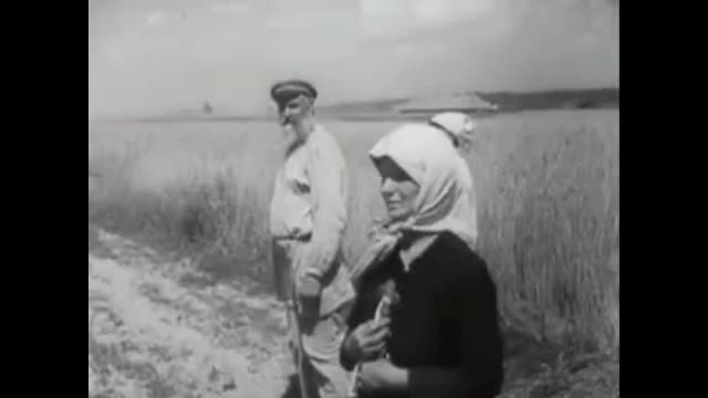 Ukrainian Civilians Pray for German Soldiers on Their Way to Russia