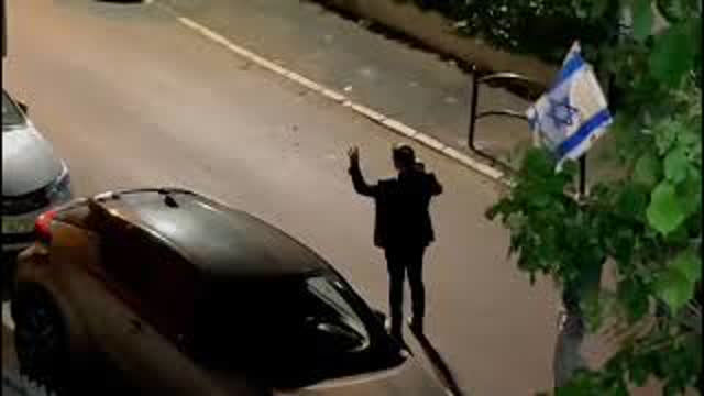 Jewish Settler Points Gun at Arabs