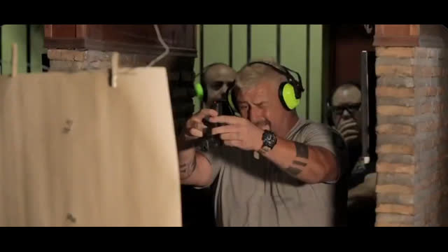 Former SAS solider, breaks the marksmanship principles & still hits bullseyes