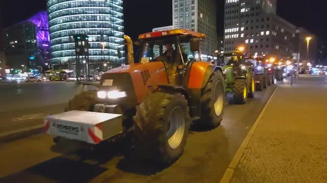 Bauern blockieren Potsdamer Platz mit ihren Traktoren als Protest gegen die Regierung Bauernaufstand