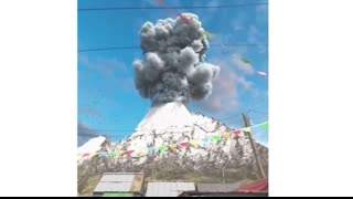 Amazing footage - Indonesiaâ€™s Sinabung Volcano Erupted again Unleashes New Burst of Hot Ash