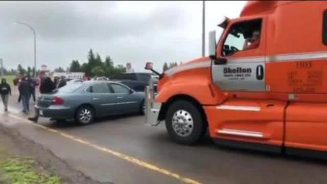 Canadians block only entrance to province, demanding to search trucks making sure no vaccines get in