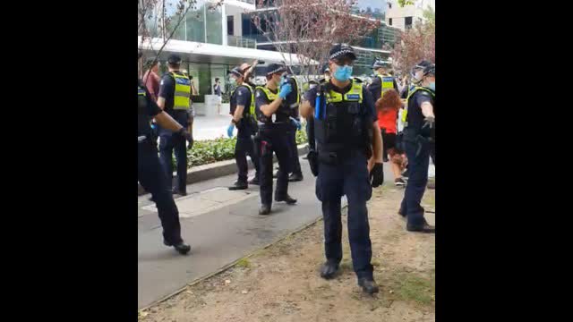 Protesters encircle police at anti-mandatory vaccination protest in Melbourne, Australia